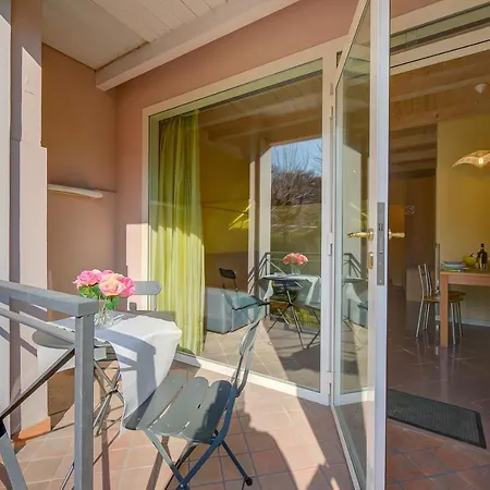 Yellow, Orange And Blue Desenzano Apartment *